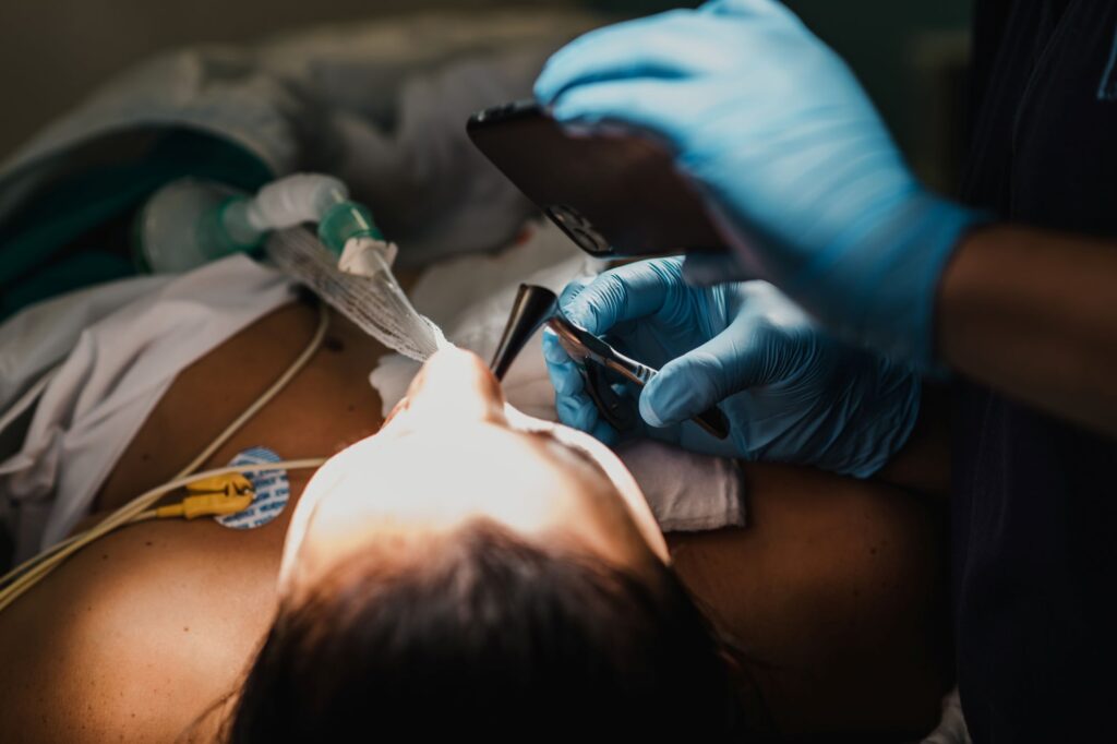 Nahaufnahme einer tracheostomieähnlichen Operation